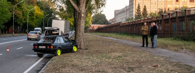 В Днепре Ford влетел в дерево: пострадала девушка