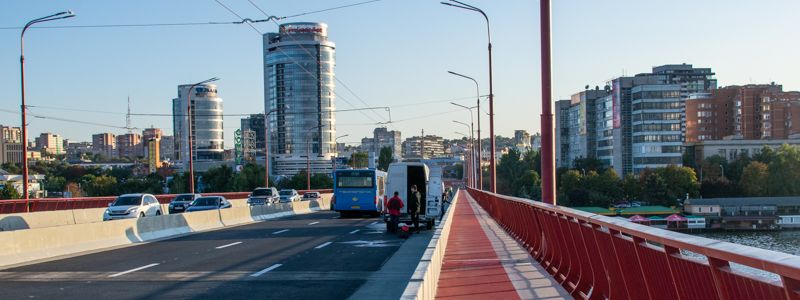 В Днепре из-за открытых люков на Новом мосту сломались несколько машин