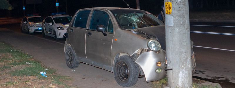 В Днепре на Березинской девушка въехала в столб