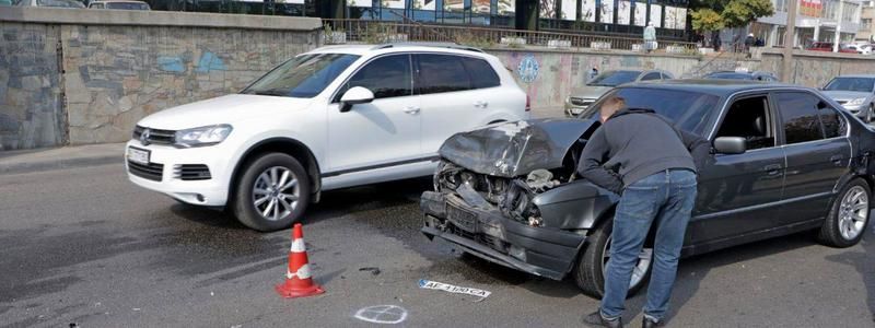 В Днепре на проспекте Богдана Хмельницкого от удара с BMW Kia вылетел на трамвайные пути