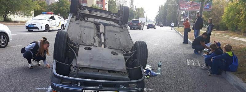 В Днепре на Янтарной перевернулся ВАЗ