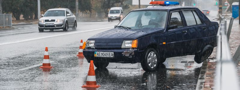 В Днепре на проспекте Героев «Славута» въехала в забор