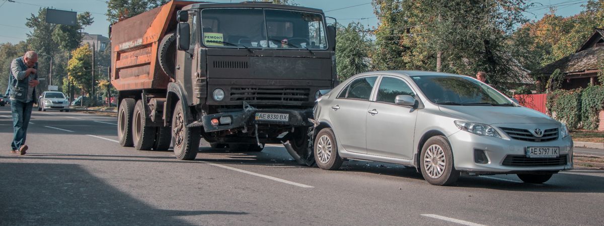 В Днепре на Богдана Хмельницкого столкнулись КамАЗ и Toyota: движение затруднено