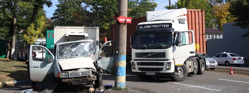 В Днепре «ГАЗель» влетела в столб: пострадал мужчина