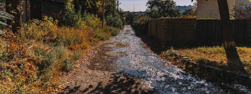 В Днепре улицу Липецкую заливает водой