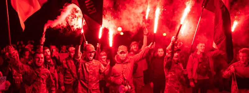 «Мы должны быть решительными»: в Днепре под зданием ОГА прошел митинг против капитуляции