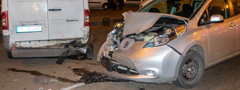 В Днепре возле "Озерки" Nissan Leaf въехал в Mercedes Sprinter