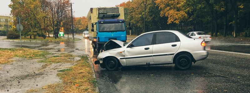 В Днепре на Космической Daewoo вылетел на "встречку" и врезался в MAN: пострадали два человека