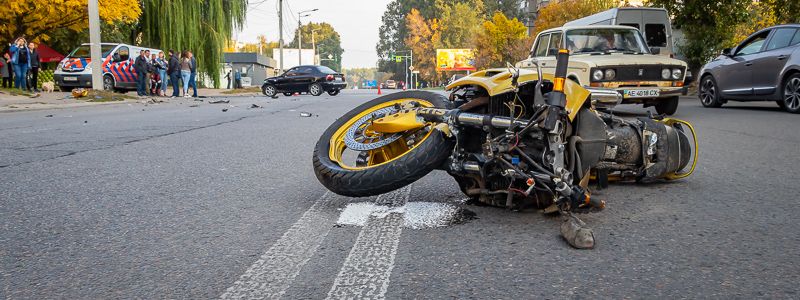 Как себя чувствует мужчина, в которого отлетел мотоцикл в аварии в Днепре