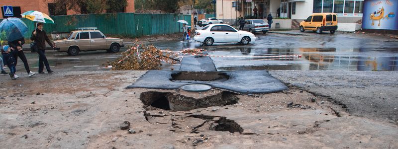 В Днепре на Михновского провалился асфальт