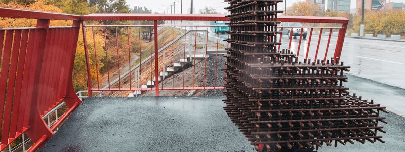 В Днепре на Новом мосту построили первую лестницу