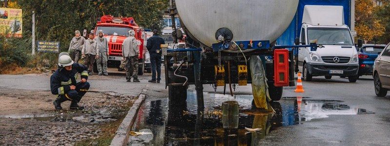 В Днепре на Осенней из цистерны льются химикаты