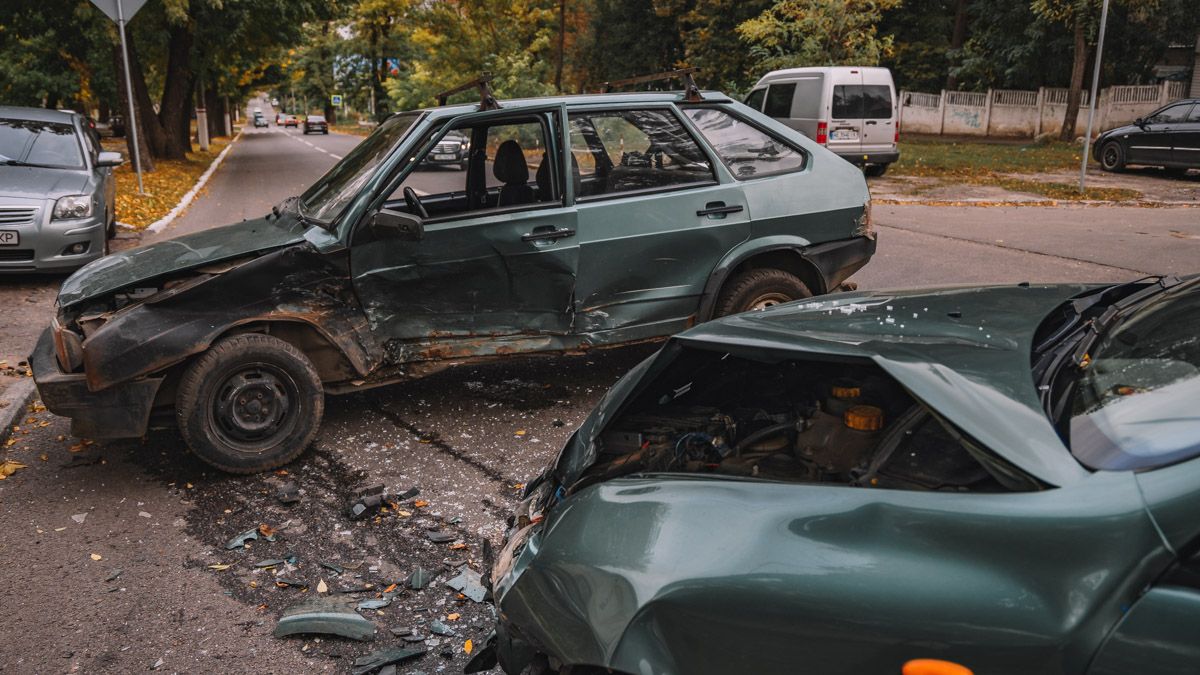 В Днепре столкнулись Daewoo Lanos и ВАЗ: мужчину и девочку увезла скорая