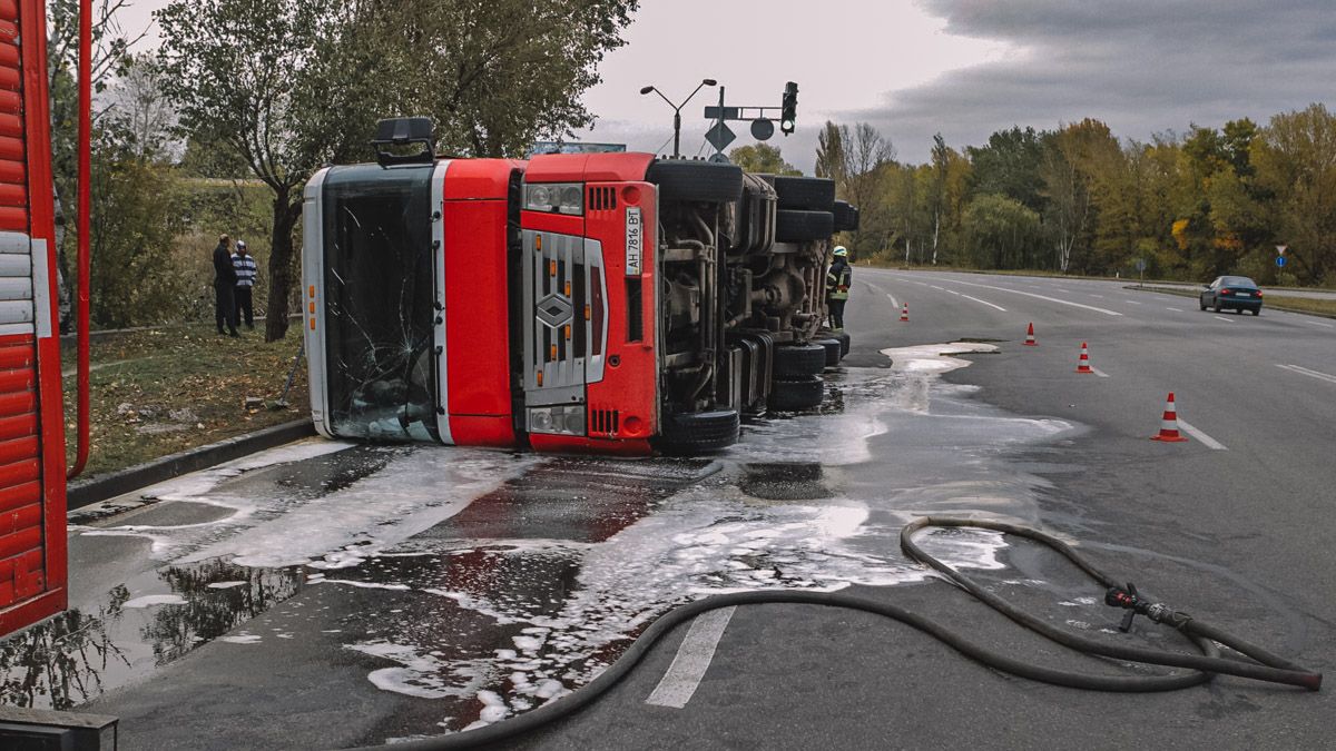 В Днепре на Малиновского перевернулась груженая фура