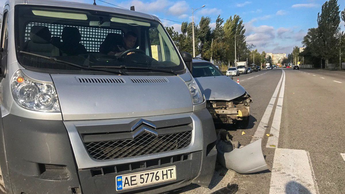 В Днепре на Малиновского столкнулись Citroen и Ford: мужчину забрала скорая