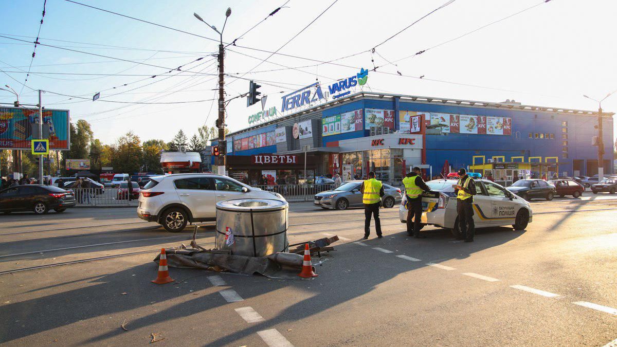 В Днепре возле Terra грузовик потерял более 8 тонн металла 