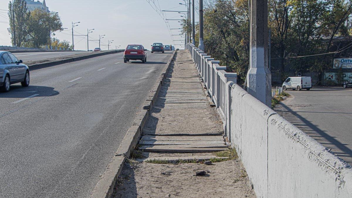 В Днепре, чтобы не рухнул мост, фурам запретили ездить по Слобожанскому проспекту