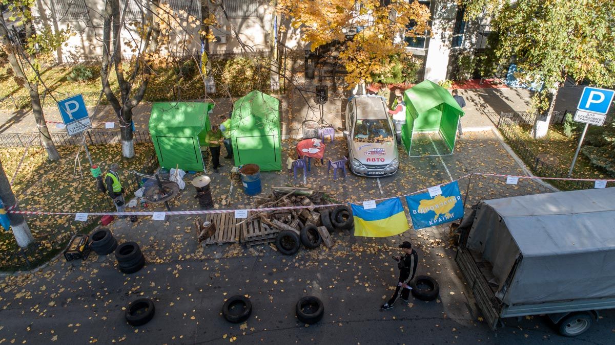 Под "Днепропетровскгазом" с палатками и шинами митингуют против переплат