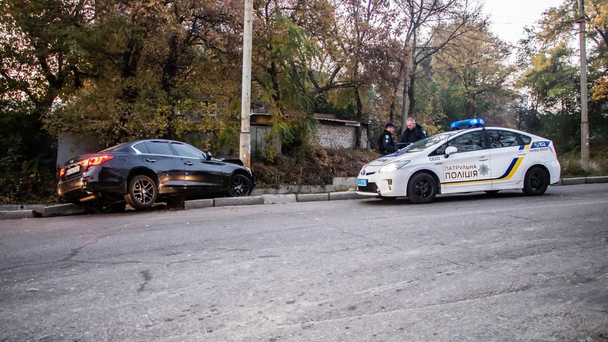 В Днепре возле СБУ молодежь на Infiniti въехала в столб, убегая от полиции