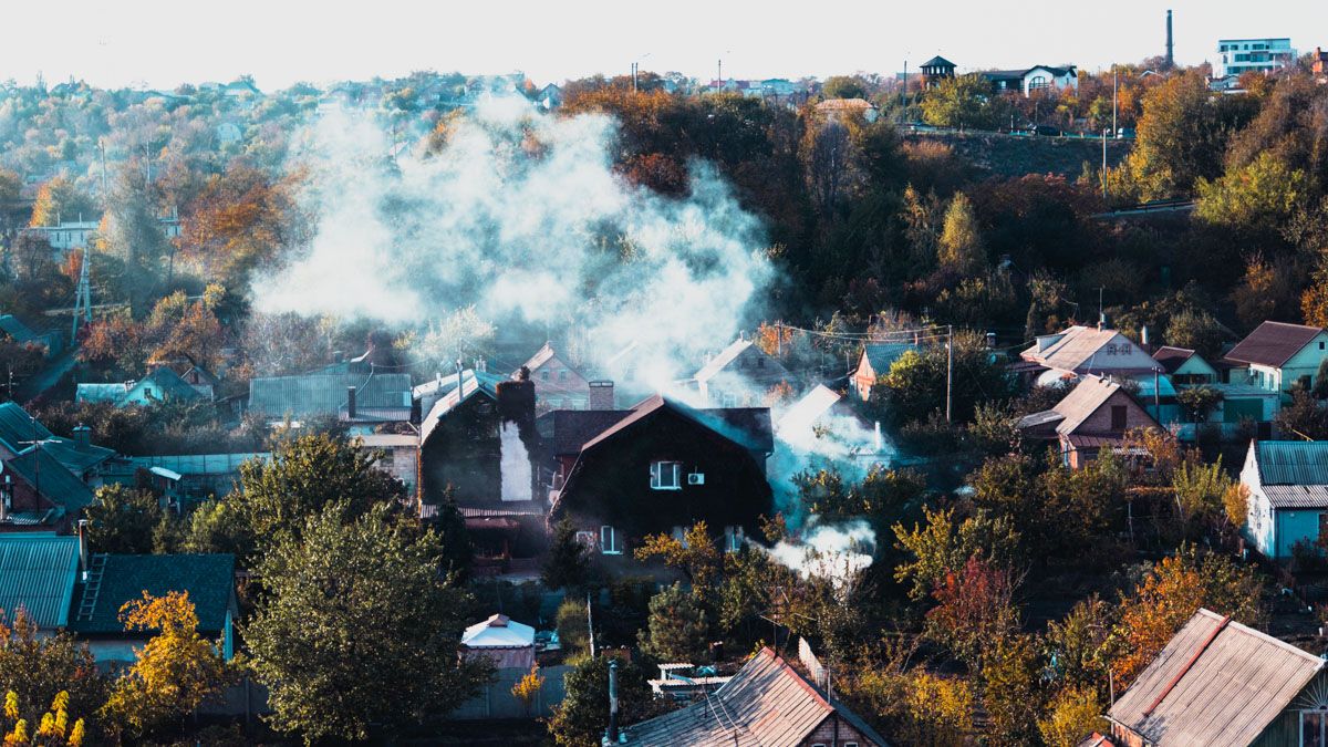 В Днепре сотни людей сжигают листья и травят своих соседей