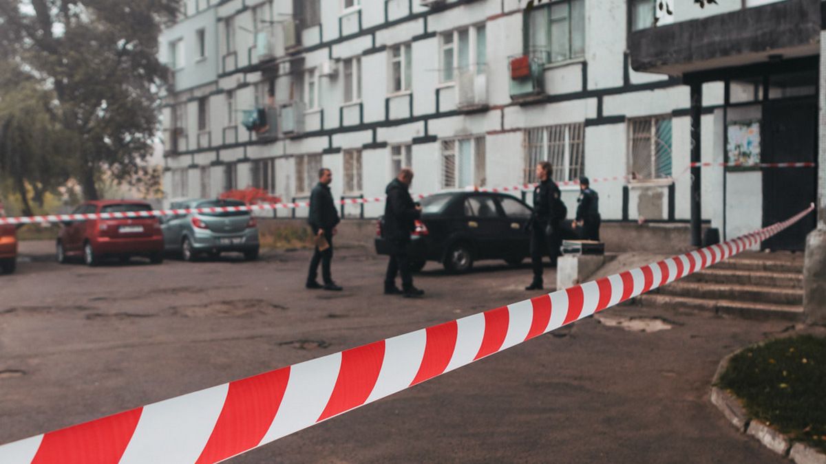 В Днепре мужчина увидел в квартире бывшей жены другого и напал на него с ножом