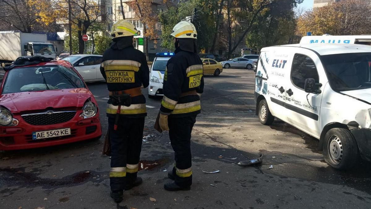 В центре Днепра Daihatsu столкнулся с Fiat, вылетел на тротуар и перевернулся: видео момента аварии