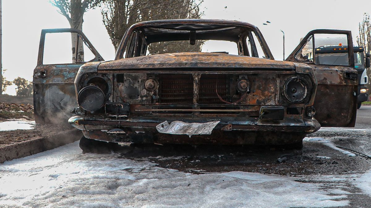 В Днепре на Донецком шоссе сгорела "Волга"