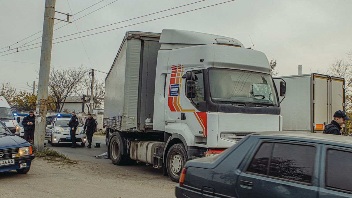 В Днепре на Каштановой фура насмерть переехала женщину