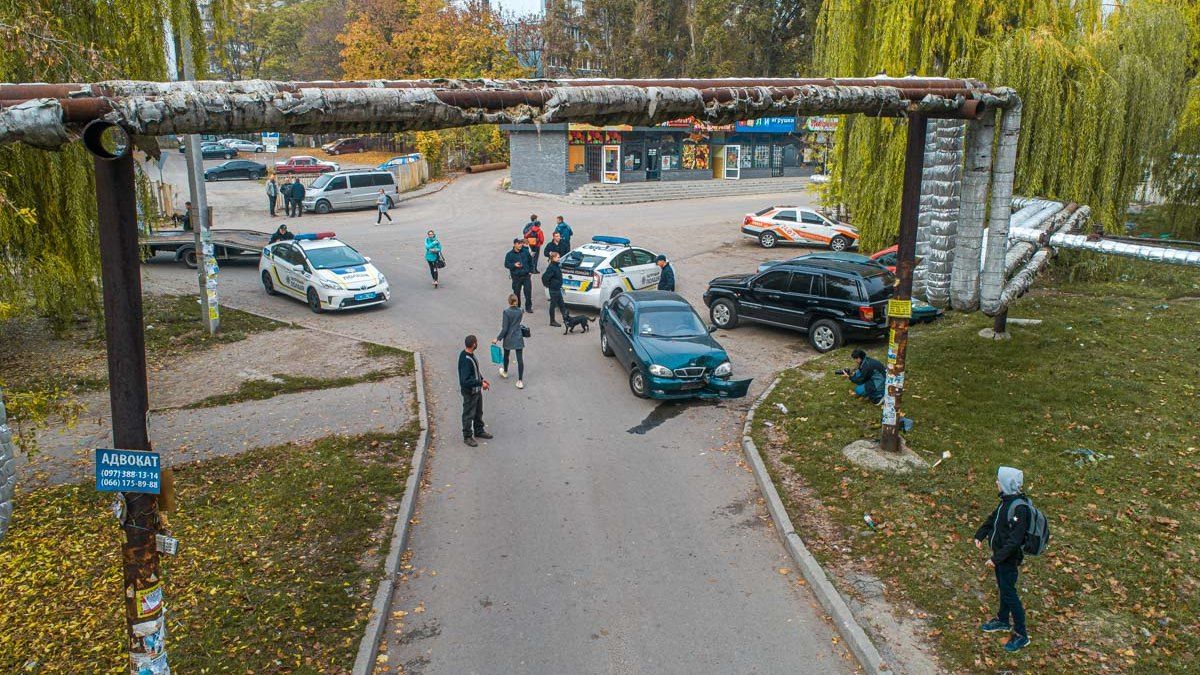 В Днепре на Тополе пьяному водителю Daewoo столб не дал выехать со двора