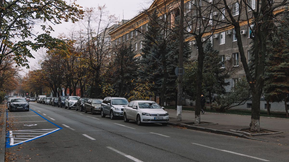 В центре Днепра напротив роддома делают платную парковку