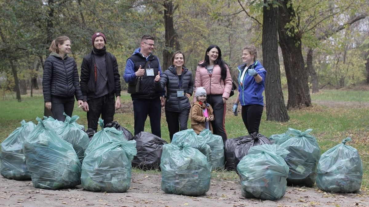 "Чистодяка": в Днепре убрали мусор и обменяли его на подарки