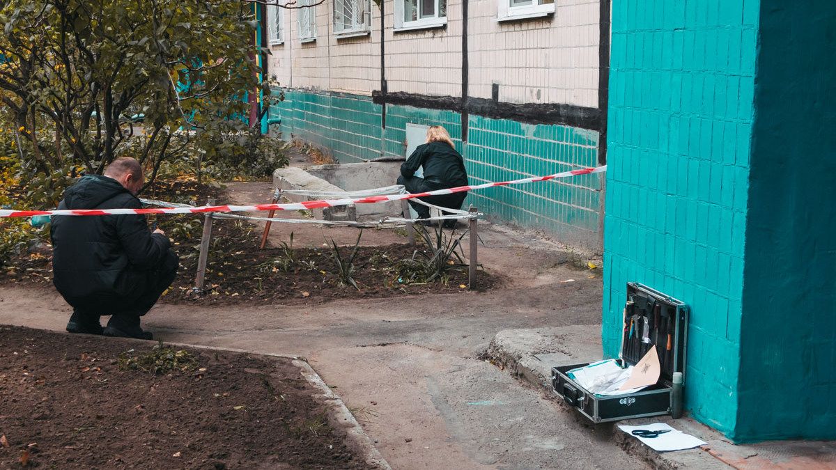 В Днепре на Донецком шоссе мужчина забил знакомого до смерти, замотал в ковер и вынес на улицу