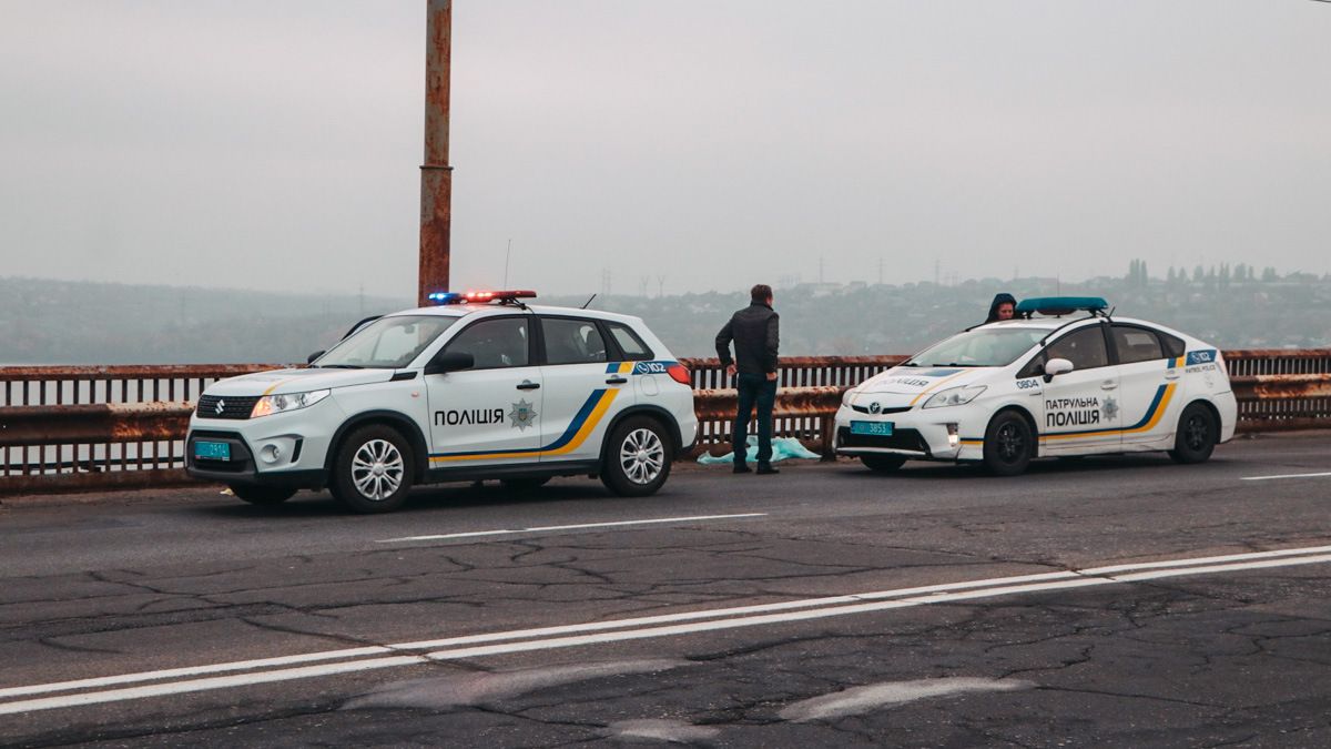 В Днепре мужчина ловил рыбу на Южном мосту и умер