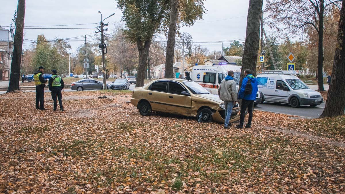 В Днепре столкнулись Mercedes, Daewoo и Hyundai: пострадал 28-летний мужчина