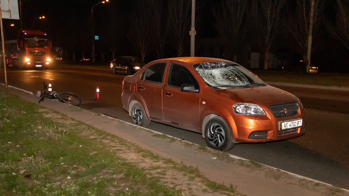 В Днепре на Донецком шоссе Chevrolet сбил велосипедиста