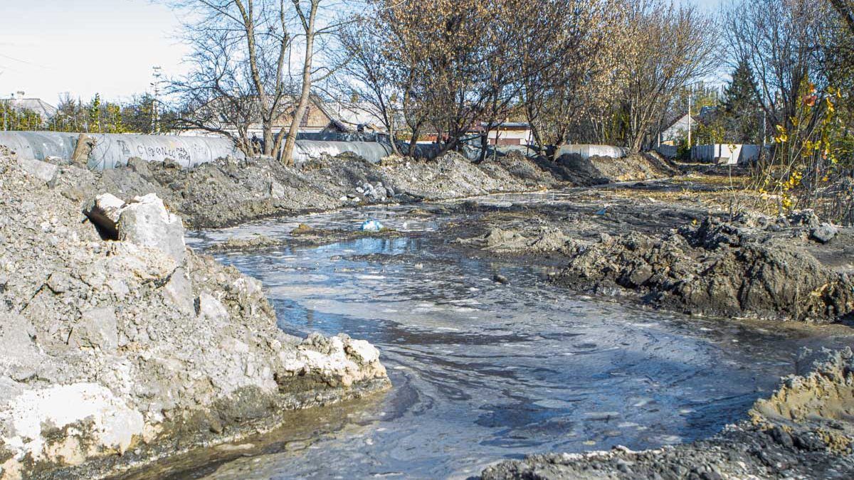 В Днепре коммунальщики хотели заменить трубу, но залили всю улицу водой