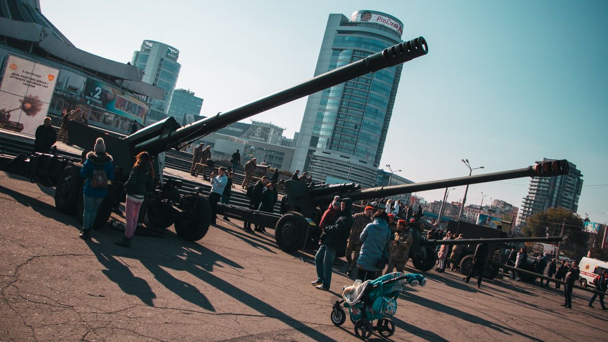 В Днепре под цирк приехала военная техника: что происходит