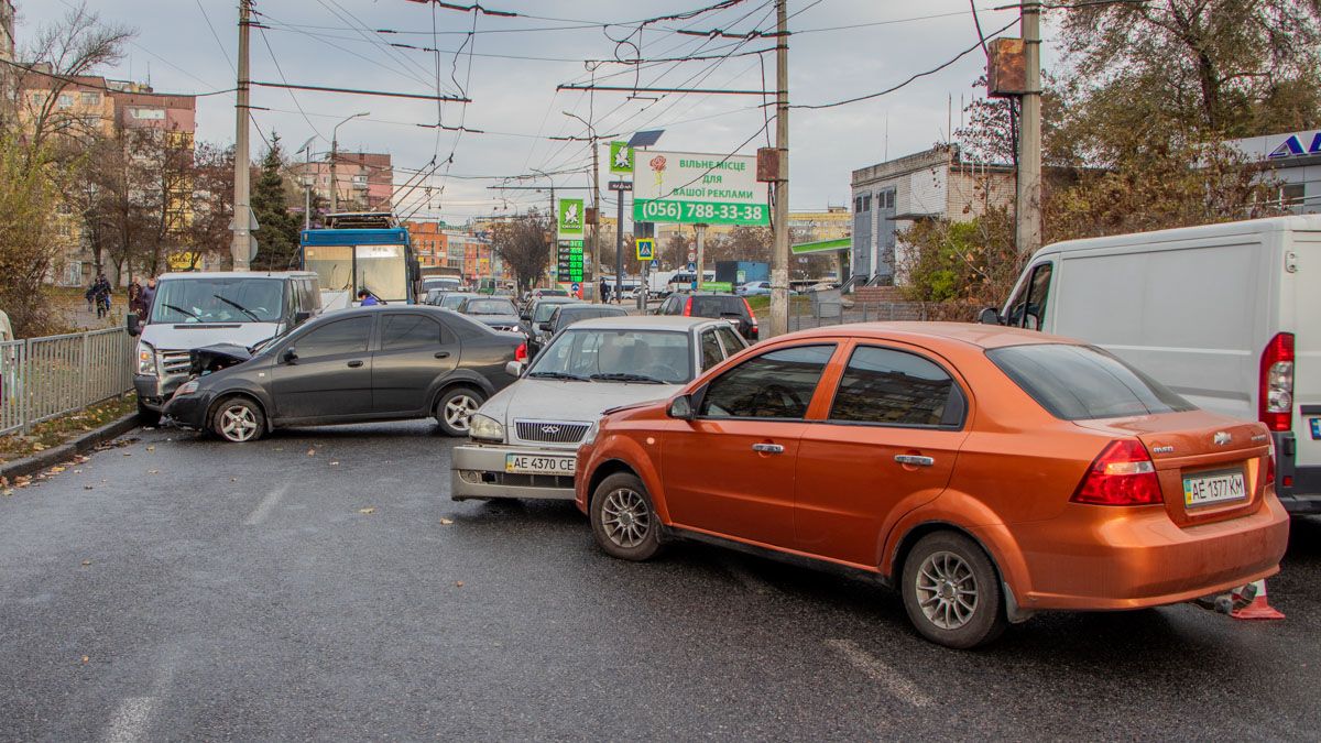 В Днепре на Березинке произошли сразу две аварии: образовалась километровая пробка