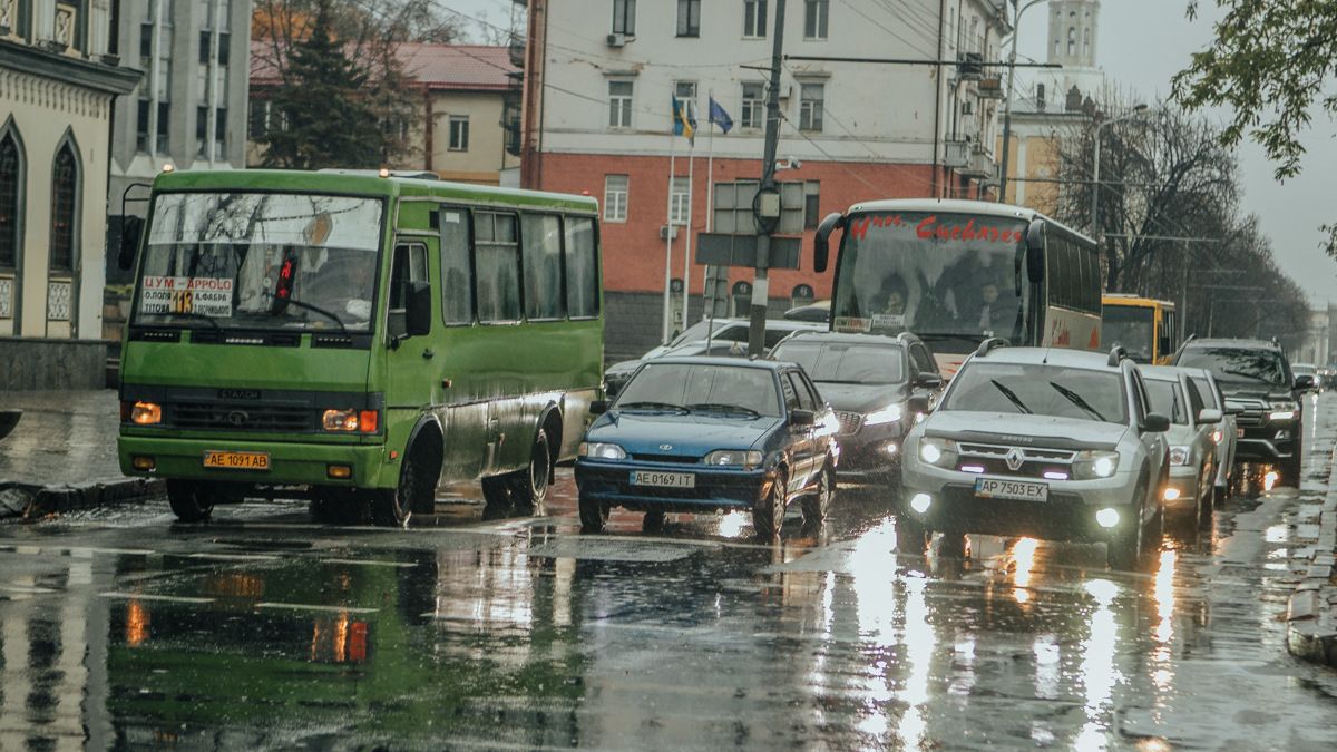 Обувайте резиновые сапоги и надевайте дождевики: в Днепр ворвалась непогода