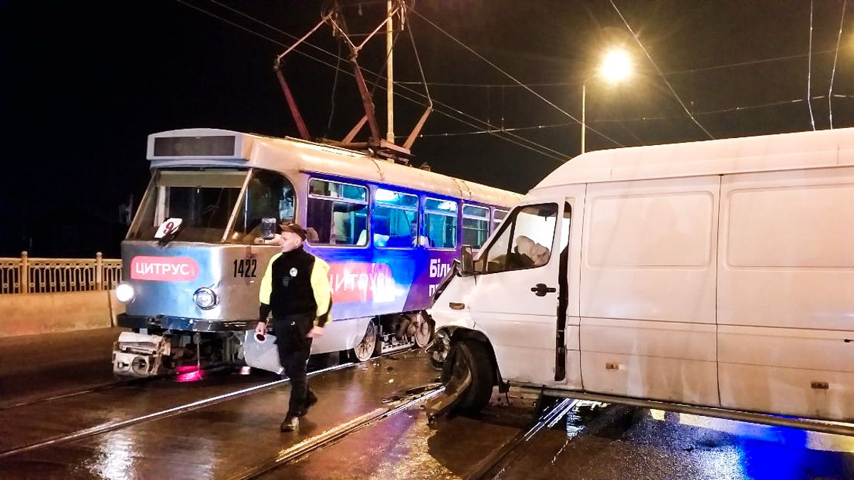 В Днепре на Старом мосту столкнулись Mercedes Sprinter и трамвай: пострадал мужчина, движение остановилось