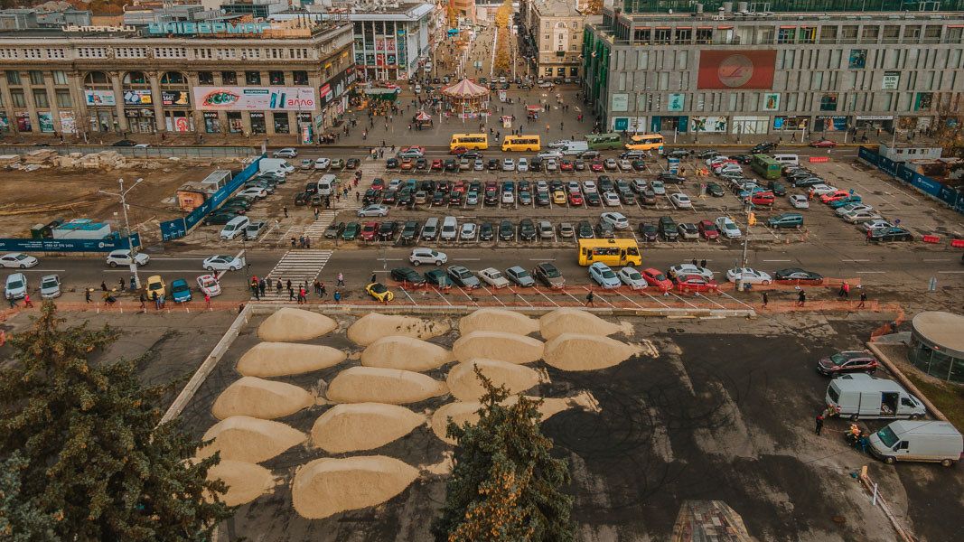 В центре Днепра строят каток