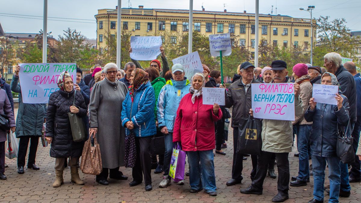 Борьба за тепло: под горсоветом Днепра протестующие жгли газеты и требовали объяснений от Филатова