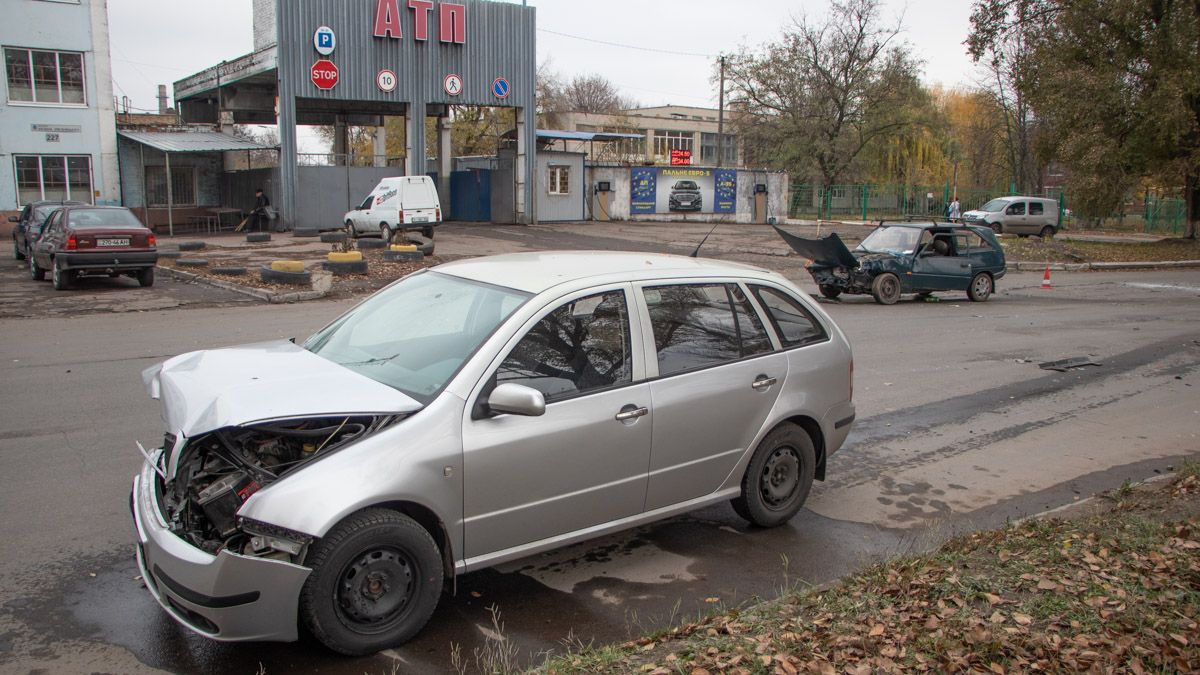 В Днепре на проспекте Хмельницкого столкнулись Skoda и «Таврия»: мужчину увезла скорая