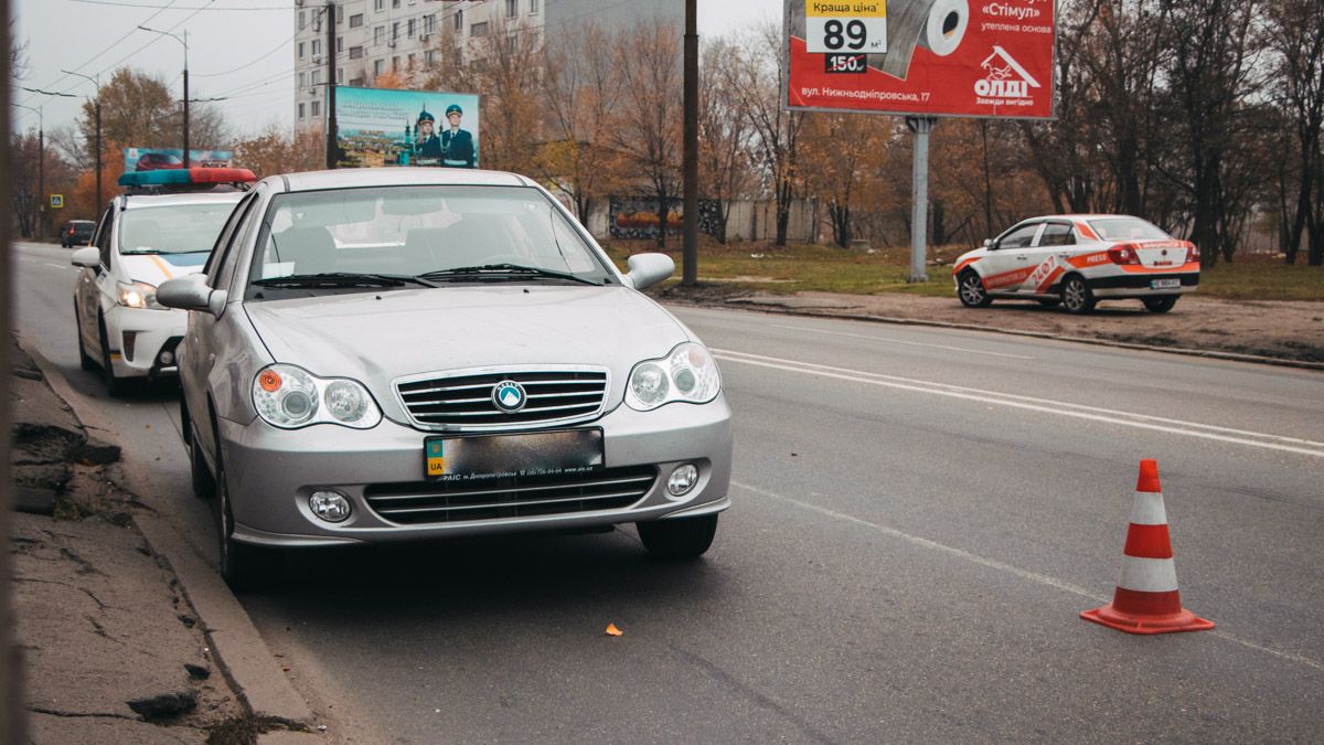 В Днепре водитель Geely сбил пьяного мужчину, который шел по центру дороги