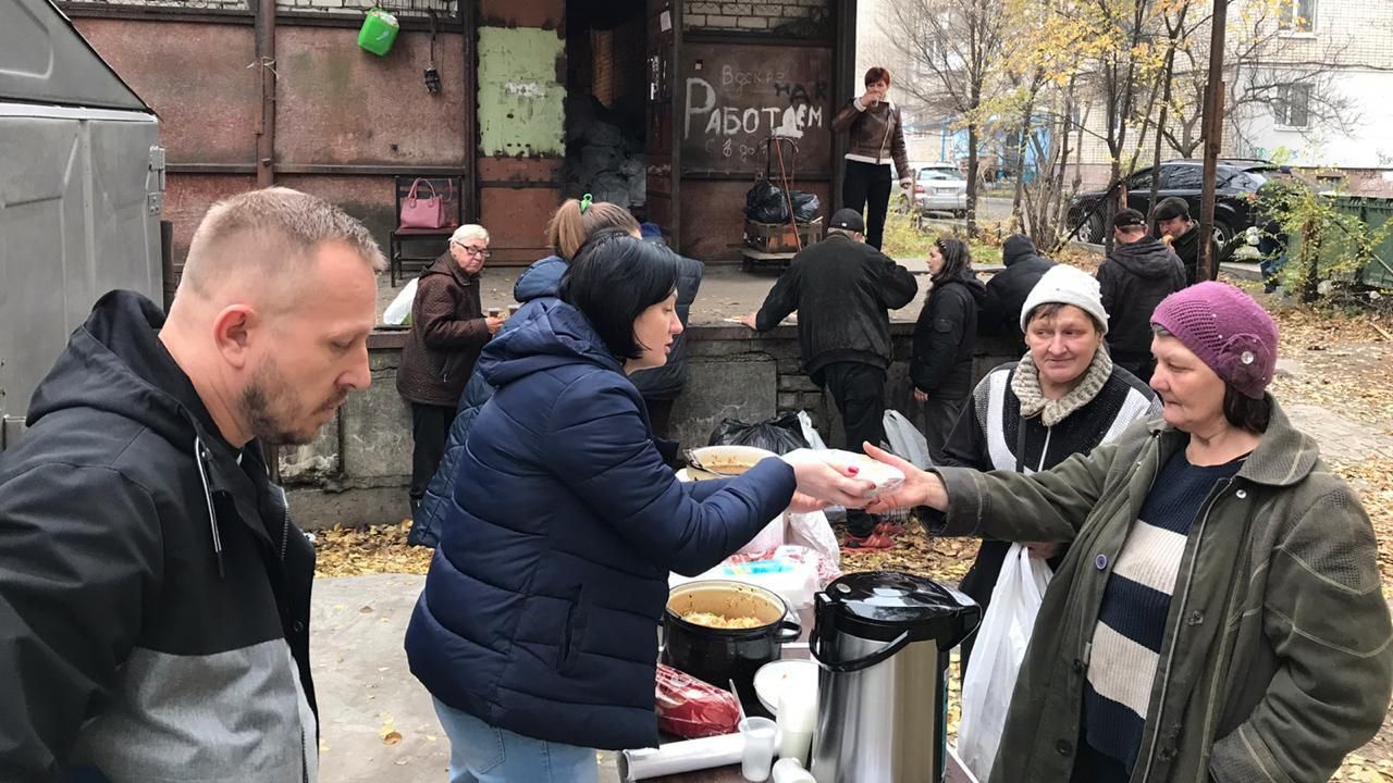 В Днепре семья устраивает благотворительные обеды и собирает вещи для нуждающихся