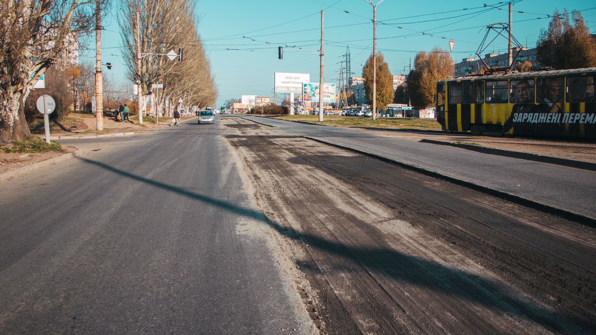 В Днепре на Донецком шоссе срезали поплывший асфальт