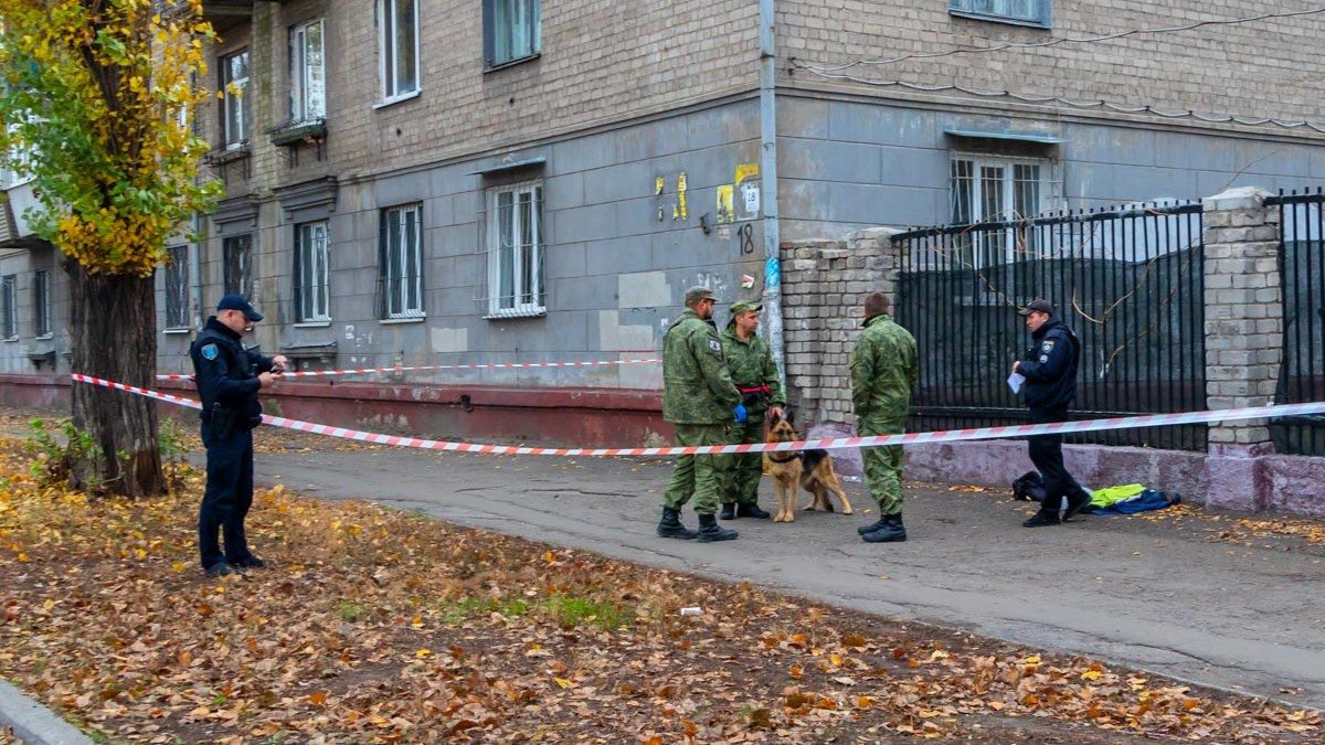 В центре Днепра под забором забыли сумку: приехала полиция и взрывотехники