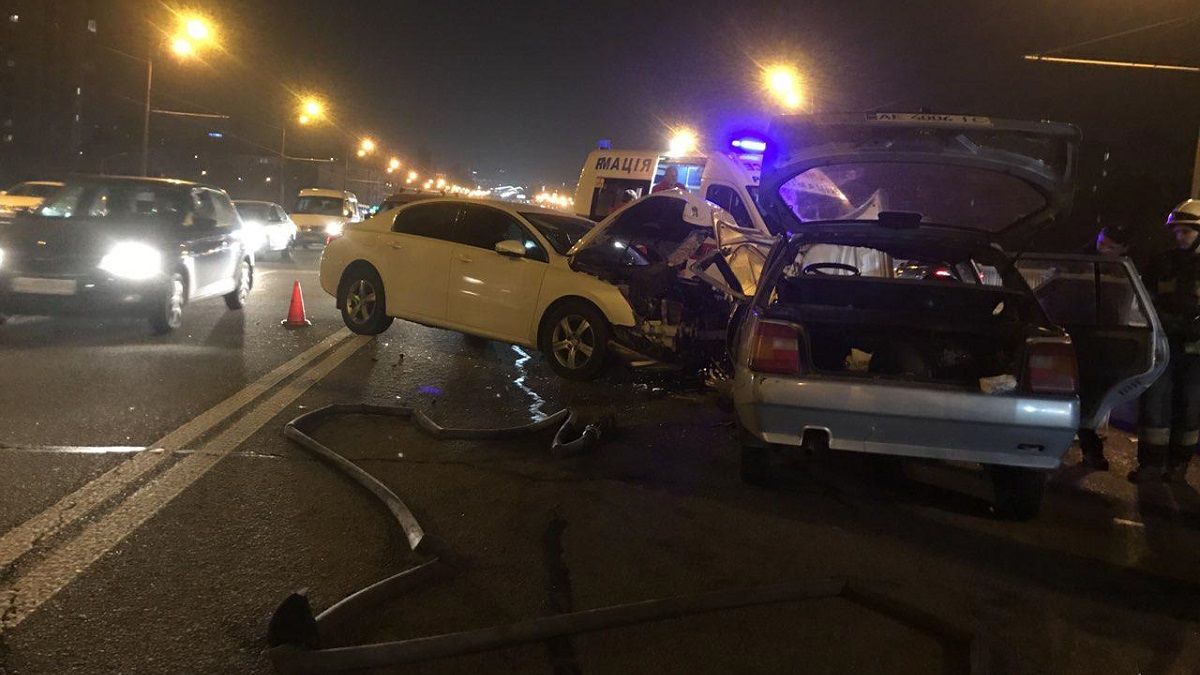 В Днепре на Слобожанском проспекте «лоб в лоб» столкнулись Peugeot и ЗАЗ: есть пострадавший