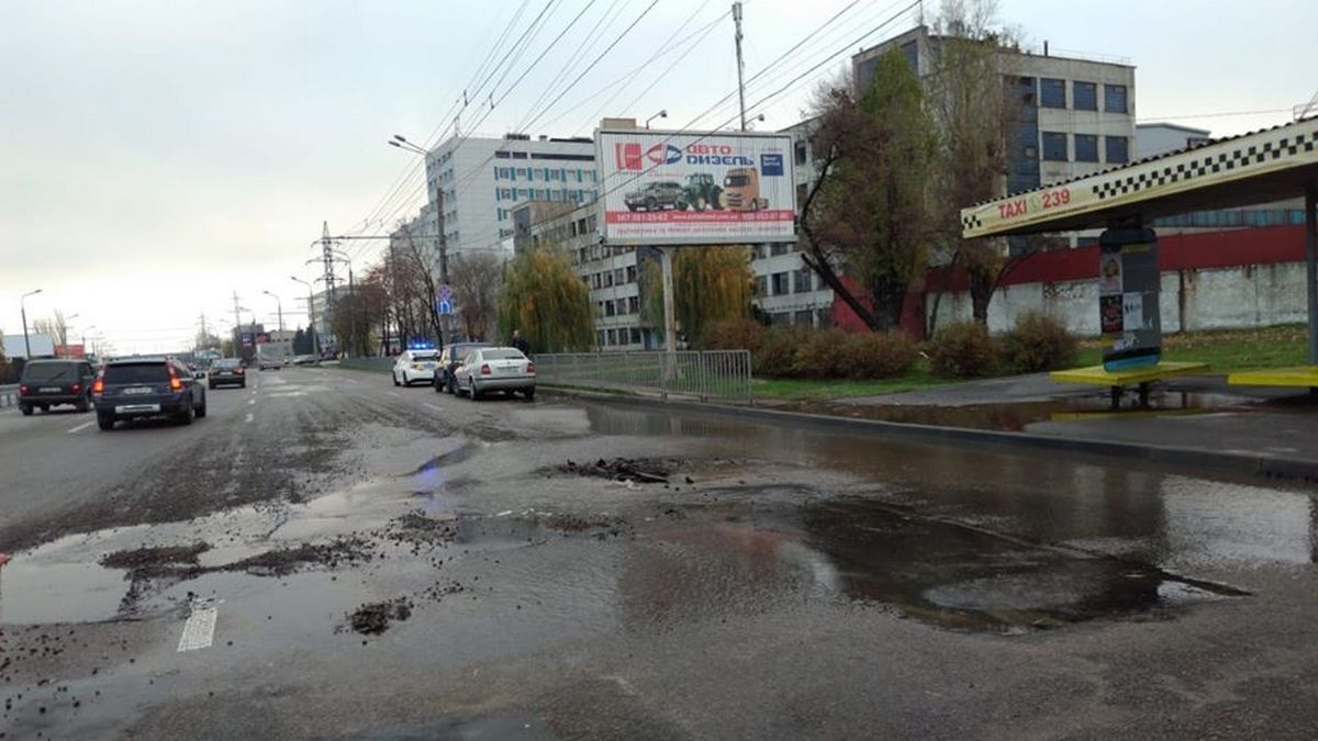 В Днепре из-за аварии на водоводе перекроют дорогу и изменится график движения транспорта