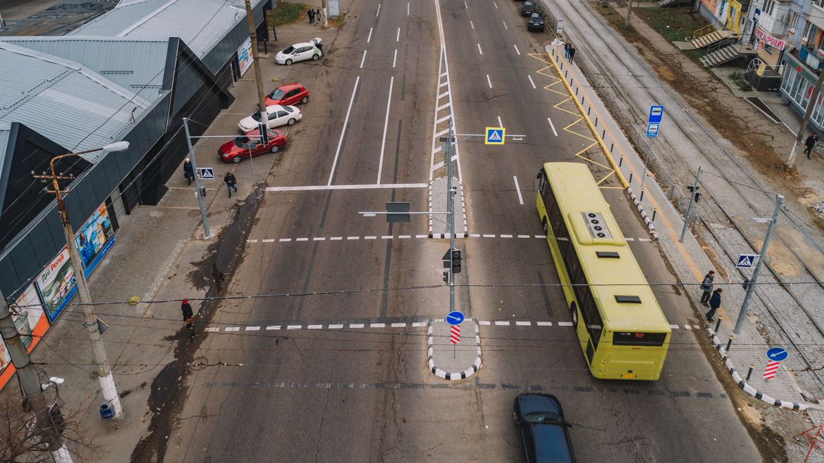 В Днепре на тактильной дорожке для слабовидящих установили столбы и знаки